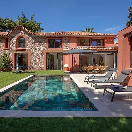De 300m² Proche De La Villa Saint-Raphael (Var)