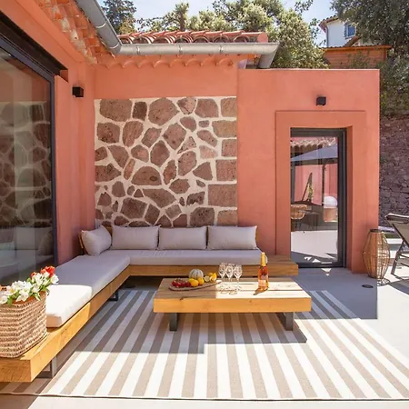 De 300m² Proche De La Villa Saint-Raphael (Var)