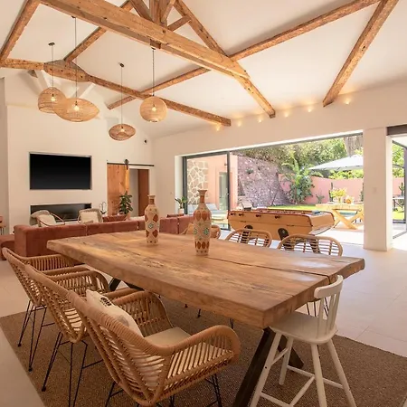 Villa De 300m² Proche De La