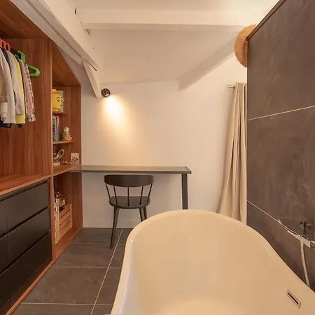 Villa De 300m² Proche De La *