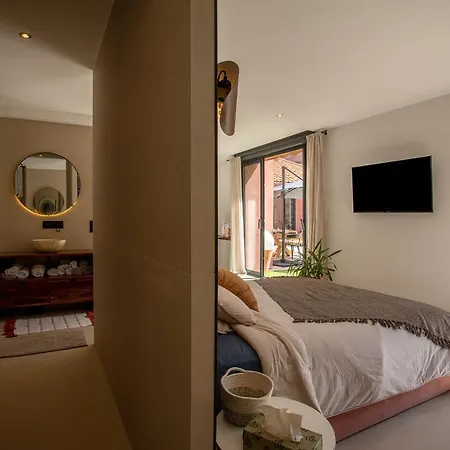 Villa De 300m² Proche De La