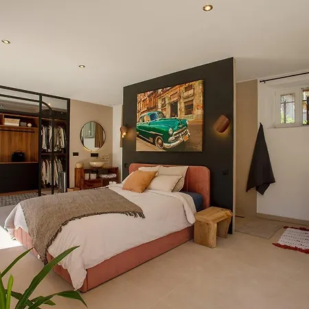 Villa De 300m² Proche De La Plage